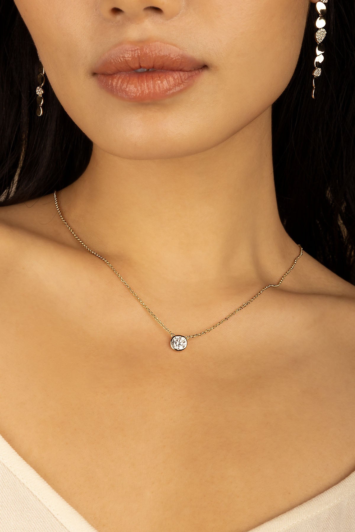 Necklaces APM Monaco, yellow gold adjustable chain with a solitaire diamond pendant.