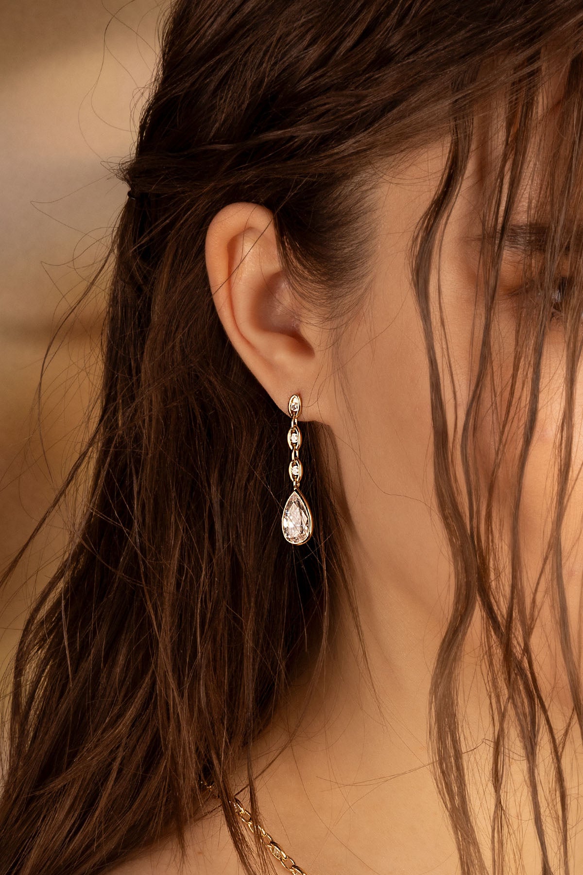 Earrings APM Monaco, yellow gold-tone teardrop chain earring.