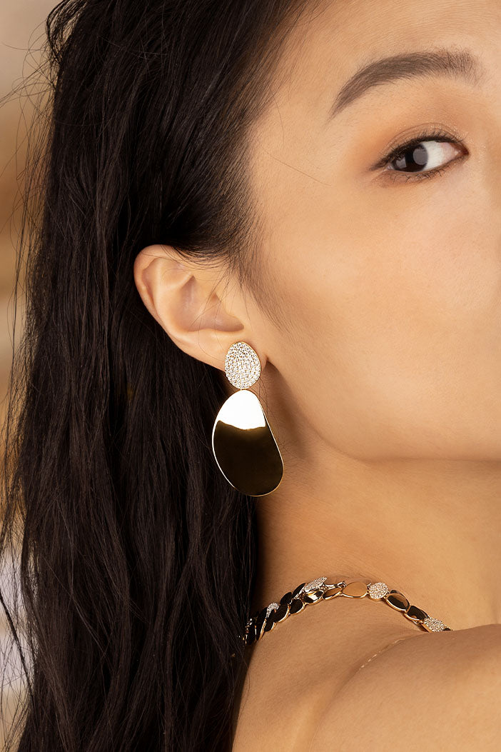 Earrings APM Monaco – Yellow gold drop earrings with pavé white diamonds, large dangle.